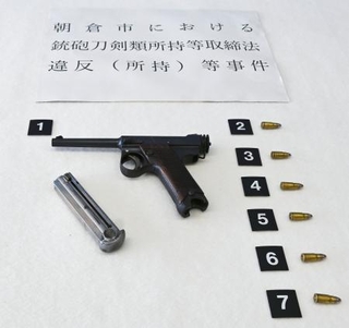 　押収された旧日本軍の拳銃と実弾＝２８日午後、福岡県警朝倉署