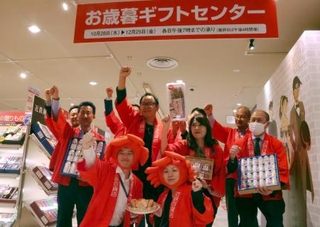 　お歳暮商戦に向け、近鉄百貨店本店で気勢を上げるスタッフ＝２８日午前、大阪市