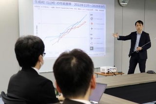 　日本フランチャイズチェーン協会の会員企業に向けたサイバーセキュリティーセミナーで説明する警視庁の担当者＝２８日午後、東京都内