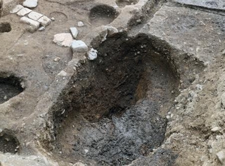 　平安京の中心部・内裏跡の発掘調査で見つかった「安福殿」の大型柱穴＝２８日午前、京都市上京区