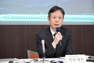 　記者会見するＪＲ東海の丹羽俊介社長＝２８日午後、名古屋市