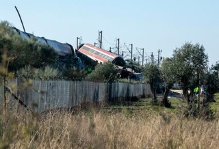 　２８日、スペイン・ウルダで起きた列車事故の現場（ＡＰ＝共同）