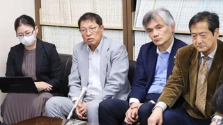 　名張毒ぶどう酒事件の第１１次再審請求を巡り、記者会見する弁護団＝２８日午後、名古屋市