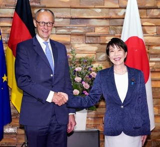 　会談を前にドイツのメルツ首相（左）と握手する高市首相＝２８日午後、首相官邸