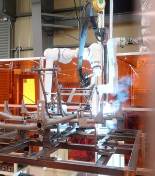 　ＧＲカートの生産拠点に導入された、ＡＩを活用した溶接作業用ロボット＝２８日午後、愛知県蒲郡市