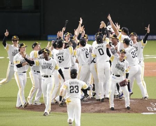 　２年連続の日本一に輝き、喜ぶソフトバンクナイン＝みずほペイペイドーム