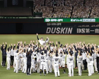 　日本シリーズを連覇し、胴上げされるソフトバンク・小久保監督＝みずほペイペイドーム