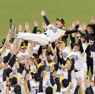 　２８日、日本シリーズ２連覇を達成し小久保監督を胴上げするソフトバンクの選手ら＝福岡市のみずほペイペイドーム