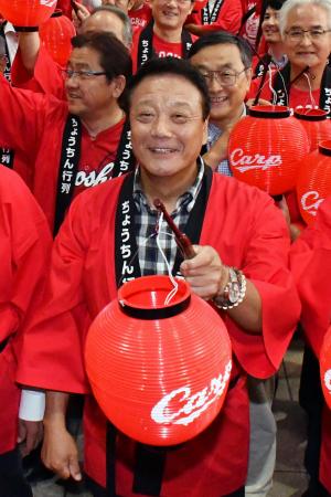 　プロ野球広島のリーグ優勝を祝う「ちょうちん行列」に参加した池谷公二郎さん＝２０１６年９月、広島市