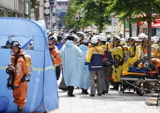 　スプレー噴射で騒然とする東京・銀座の商業施設「ＧＩＮＺＡ　ＳＩＸ」の周辺＝５月