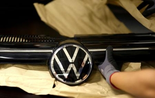 　フォルクスワーゲン（ＶＷ）のロゴの付いたパネル＝１０月、ドイツ（ロイター＝共同）