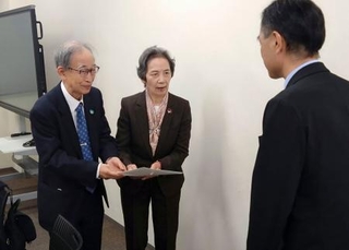 　外務省で要請書を手渡す被団協の事務局次長和田征子さん（中央）ら＝２９日午後