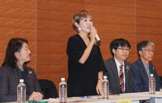 　集会で発言する経団連ソーシャル・コミュニケーション本部副本部長の大山みこさん（左から２人目）＝２９日午後、国会