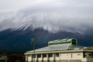 　初冠雪した富士山＝３０日午前９時１５分ごろ、富士吉田市