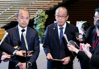 　高市首相との面会後、記者団の取材に応じる広島市の松井一実市長（右）と長崎市の鈴木史朗市長＝３０日午前、首相官邸