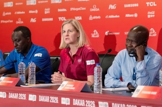 　夏季ユース五輪開幕に向けて記者会見するＩＯＣのコベントリー会長（中央）ら＝２９日、ダカール郊外（ＡＰ＝共同）