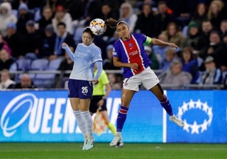 　女子欧州チャンピオンズリーグのパリ・サンジェルマン戦で競り合うマンチェスター・シティーの長谷川（左）＝マンチェスター（ロイター＝共同）