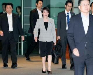 　首相官邸に入る高市首相＝３０日午前