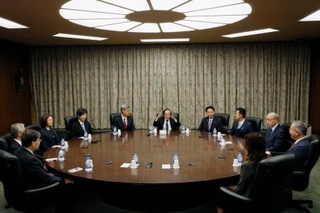　金融政策決定会合に臨む日銀の植田総裁（中央）ら＝３０日午前、日銀本店