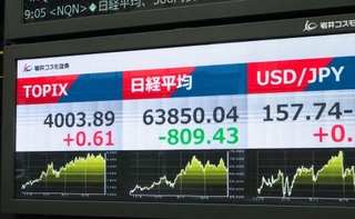 　東証株価指数（ＴＯＰＩＸ）などを示すモニター＝３０日午前、東京都中央区