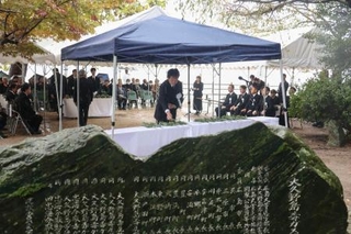 　毒ガスの後遺症で亡くなった工員らの慰霊式＝３０日午前、広島県竹原市の大久野島