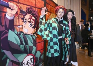 　中国上海市の映画館で、劇場版「鬼滅の刃」の上映前に記念撮影するコスプレ姿のファン＝２０２５年１１月（共同）