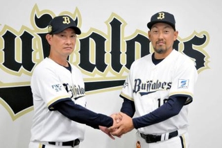 　オリックスの岸田監督（左）と２軍監督に就任する平野佳寿氏＝３０日、大阪市