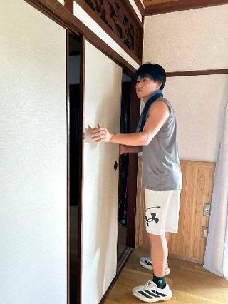 　被災した住宅のふすまを直す高谷凌空さん＝７月、熊本県宇城市（本人提供）