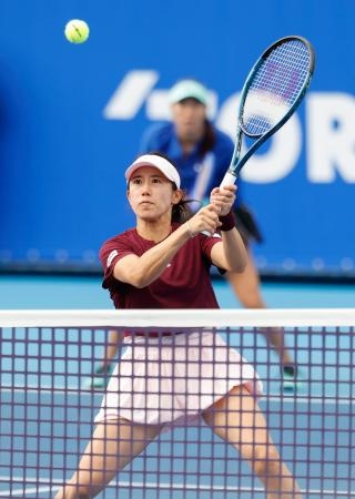 　ダブルス準々決勝でプレーする加藤未唯（手前）、チャン・ハオチン組＝有明テニスの森公園