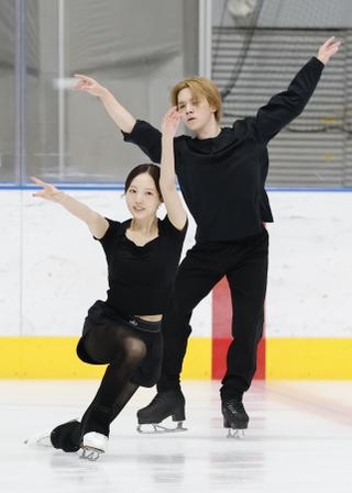 　アイスダンスの本田真凜（左）と宇野昌磨組＝７月、東京辰巳アイスアリーナ