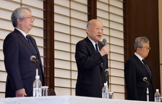 　沖縄・辺野古沖転覆事故について記者会見する学校法人同志社の八田英二理事長（中央）ら＝３０日午後、京都市