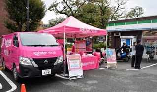 　ファミリーマートの駐車場に出店した楽天モバイルの移動型店舗＝３０日午前、東京都内