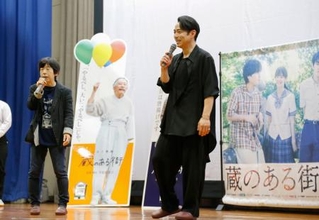 　映画「蔵のある街」のトークイベントに登壇した高橋大輔さん（右）と平松恵美子監督＝３０日午後、岡山県倉敷市