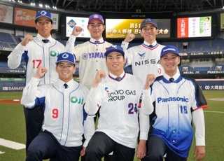 　社会人野球日本選手権を前にポーズをとる東京ガスの藤沢涼介外野手（前列中央）ら＝３０日、京セラドーム