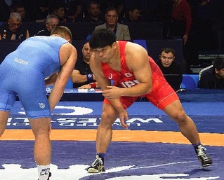 　男子フリースタイル１２５キロ級の２回戦に臨む山本泰輝＝アスタナ（共同）