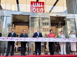 　ユニクロ上海グローバル旗艦店の開店でテープカットをするファーストリテイリング幹部ら＝３０日、中国上海市（共同）