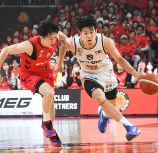 　名古屋Ｄ戦で攻め込む滋賀・野本（右）＝ＩＧアリーナ