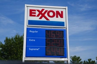 　ガソリンスタンドの看板に表示されたエクソンモービルのロゴ＝１０月２日、米バーシニア州（アナドル通信提供・ゲッティ＝共同）