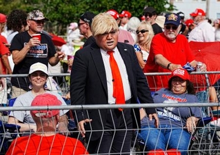 　トランプ米大統領が出席する共和党集会に参加するため並ぶ人たち＝１０月３０日、米フロリダ州デイトナビーチ（共同）