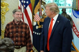　ロシアが拘束していた米国の元教師スティーブン・ハバード氏（左）と面会したトランプ大統領＝１０月３０日、ワシントンのホワイトハウス（ＡＰ＝共同）