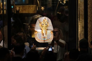 　大エジプト博物館に収蔵されているツタンカーメンの「黄金のマスク」を見物する観光客ら＝１０月２８日、カイロ近郊ギザ（共同）