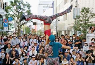 　大道芸Ｗ杯でパフォーマンスを披露する「サブリミット」＝３１日午後、静岡市