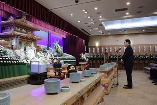 　池谷公二郎さんの葬儀・告別式で弔辞を述べる山本浩二さん＝３１日午後、広島市