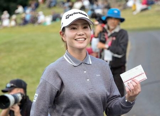 　第２日、ホールアウトした山路晶。通算１１アンダーで首位＝武蔵丘コース