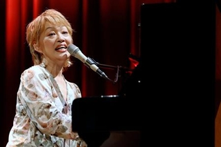 　国立ハンセン病療養所「大島青松園」のコンサートで歌う沢知恵さん＝３１日午後、高松市