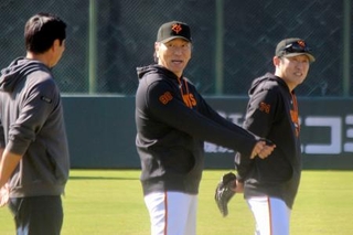 　秋季キャンプを見守る巨人の松井新監督（中央）＝ジャイアンツ球場