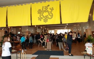 　オープンした複合型福祉施設「希望のまち」の１階部分＝３１日午前、北九州市小倉北区