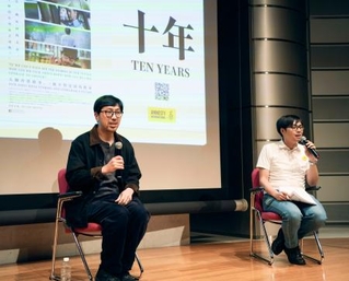 　香港映画「十年」の上映会で行われたトークイベントで話す監督の伍嘉良さん（左）＝３１日午後、東京都渋谷区