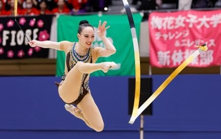 　女子個人総合　松坂玲奈のリボン＝高崎アリーナ