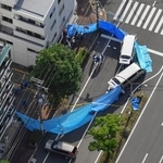 　発砲事件があった神戸市中央区の現場周辺を調べる捜査員＝３０日午後（共同通信社ヘリから）